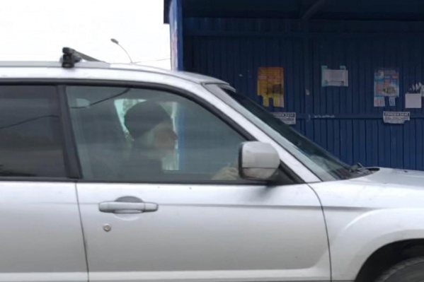 Священник проехал по тротуару рядом с автобусной остановкой Священник проехал по тротуару рядом с автобусной остановкой