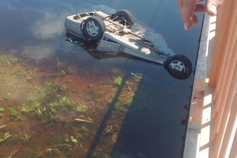 Автомобиль упал в воду на крышу. Фото vk.com/krivodanovkanews Автомобиль упал в воду на крышу. Фото vk.com/krivodanovkanews