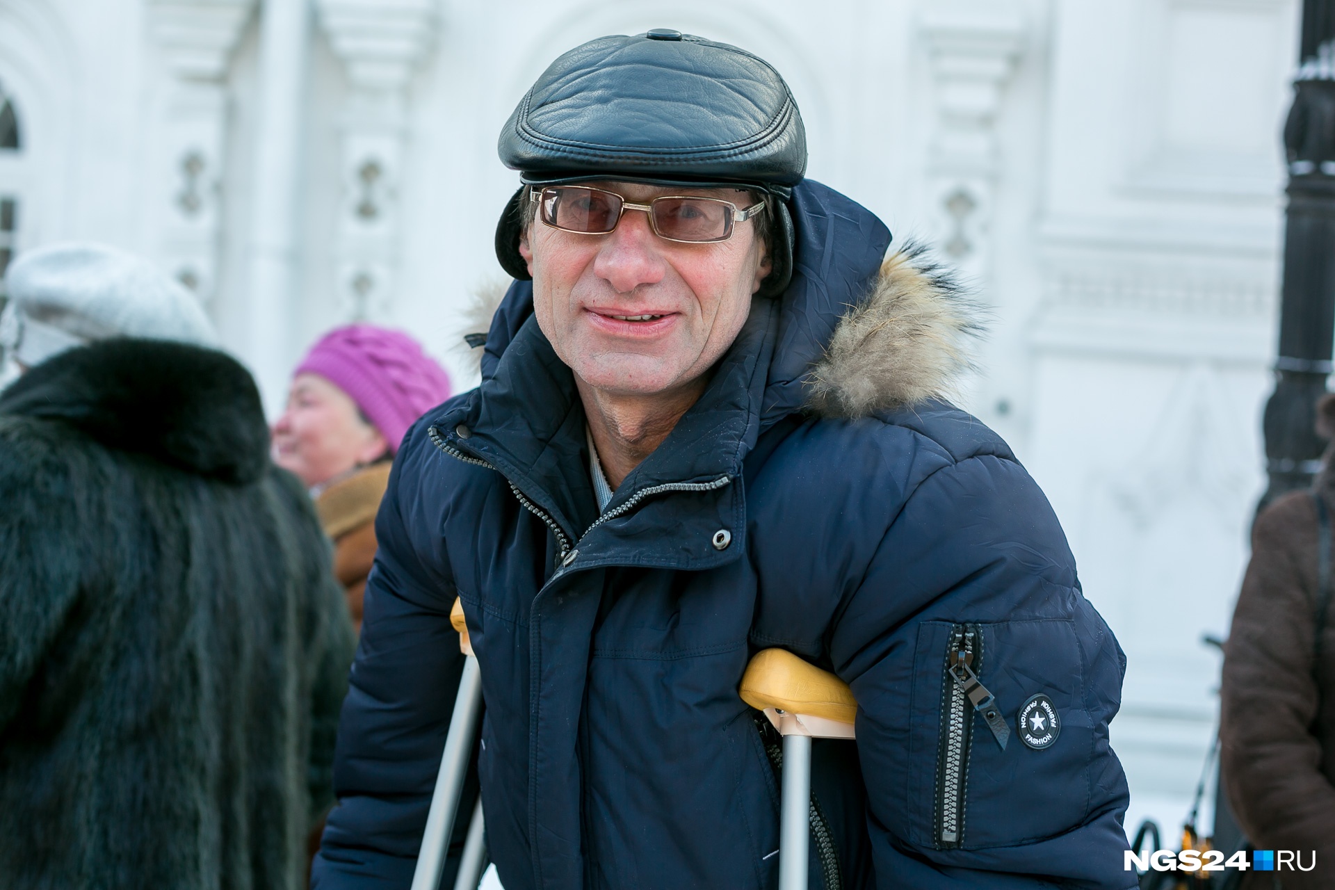 Виктор уверен, что святая вода поможет ему исцелиться Виктор уверен, что святая вода поможет ему исцелиться