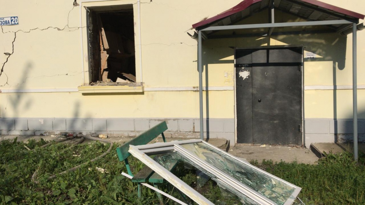 От взрыва выбило окна От взрыва выбило окна