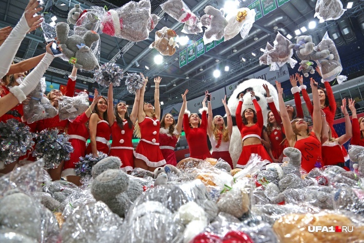 На лед выбросили 2328 игрушек. Из них часть отправили в детские дома, оставшиеся продали