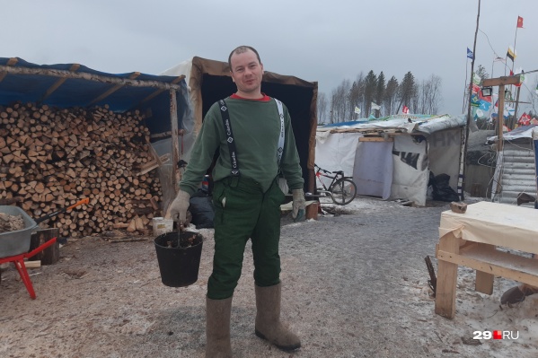 Активист Алексей Ганичев из Архангельска далеко не в первый раз приезжает на Шиес. Он говорит, что всегда пребывает в хорошем настроении Активист Алексей Ганичев из Архангельска далеко не в первый раз приезжает на Шиес. Он говорит, что всегда пребывает в хорошем настроении