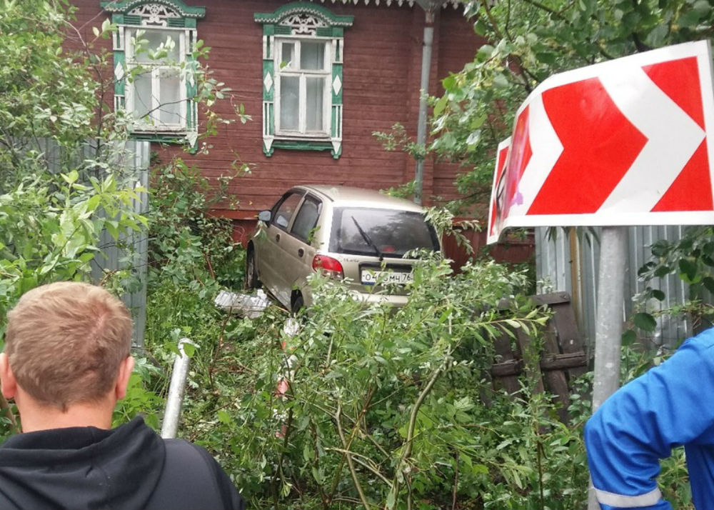 В Ярославле легковушка протаранила забор и влетела в частный дом: фото с места