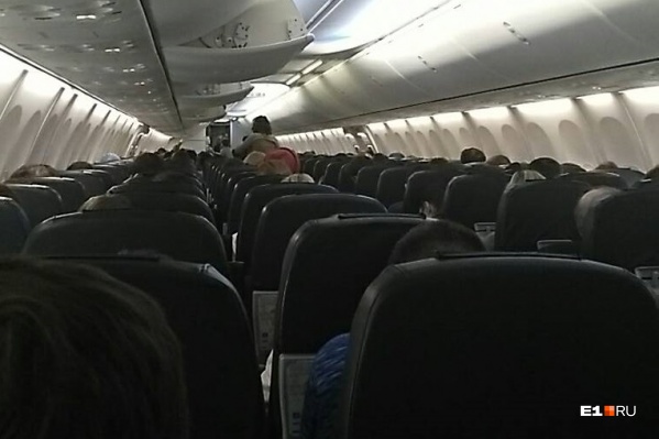 Пассажиры ждут, когда к самолёту приедет трап Пассажиры ждут, когда к самолёту приедет трап