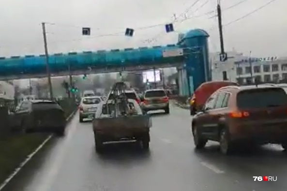 Чёрный автомобиль проломил ограждение Чёрный автомобиль проломил ограждение