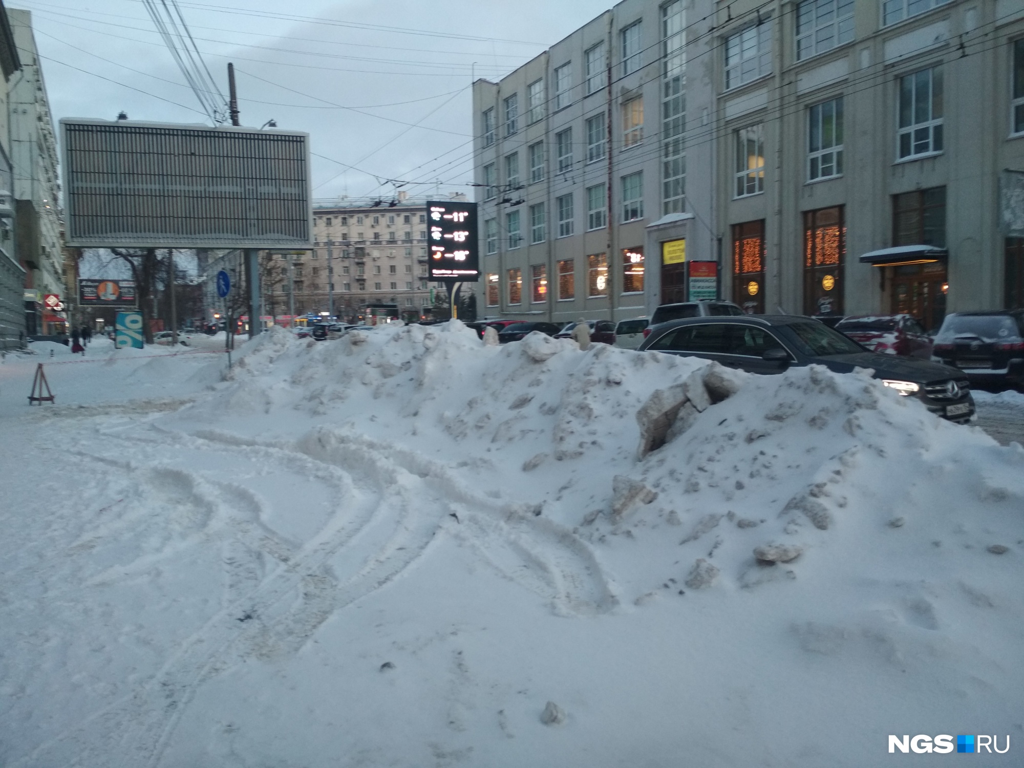 Город заснеженных улиц: новосибирцы жалуются на непроходимые дороги и на горы снега во дворах