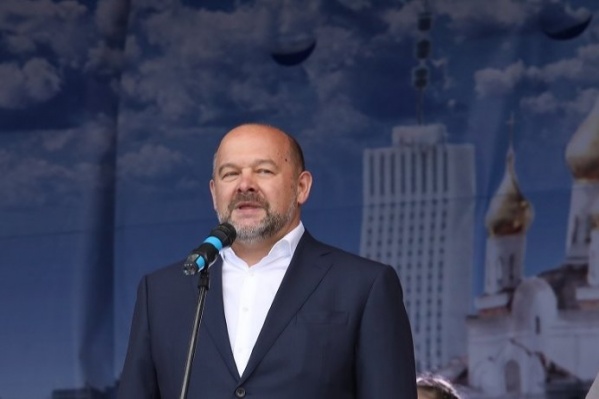 «Именно мы сегодня являемся теми, кто приумножит и прославит наш славный город Архангельск», — сказал со сцены Игорь Орлов. «В отставку», — ответили ему из толпы «Именно мы сегодня являемся теми, кто приумножит и прославит наш славный город Архангельск», — сказал со сцены Игорь Орлов. «В отставку», — ответили ему из толпы
