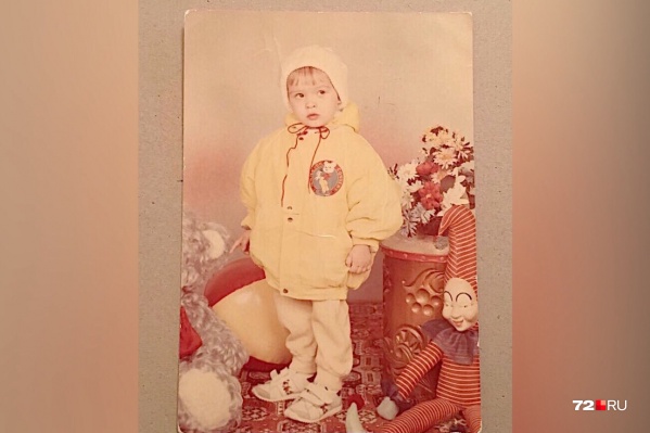 Типичный кадр из фотоателье начала 90-х. Главная фишка антуража — ковёр, на который строго-настрого запрещали вставать в уличной обуви Типичный кадр из фотоателье начала 90-х. Главная фишка антуража — ковёр, на который строго-настрого запрещали вставать в уличной обуви