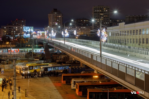 Уже больше года волгоградцы живут рядом с новым мостом, как на пороховой бочке Уже больше года волгоградцы живут рядом с новым мостом, как на пороховой бочке 