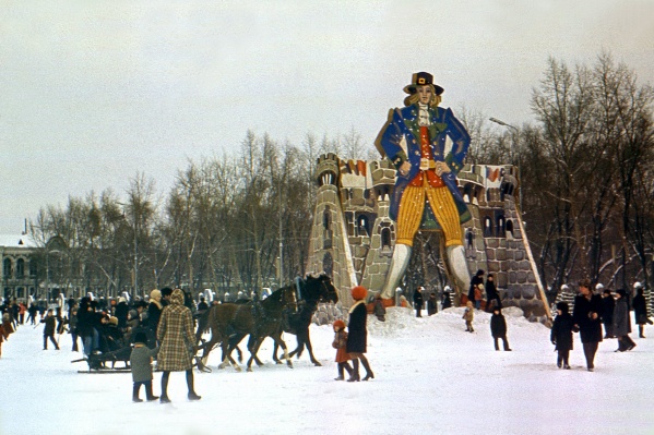 1977 год: над площадью возвышался Гулливер 1977 год: над площадью возвышался Гулливер