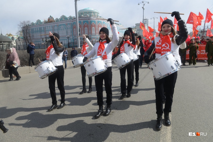 Самое красивое в демонстрации коммунистов — девушки-барабанщицы