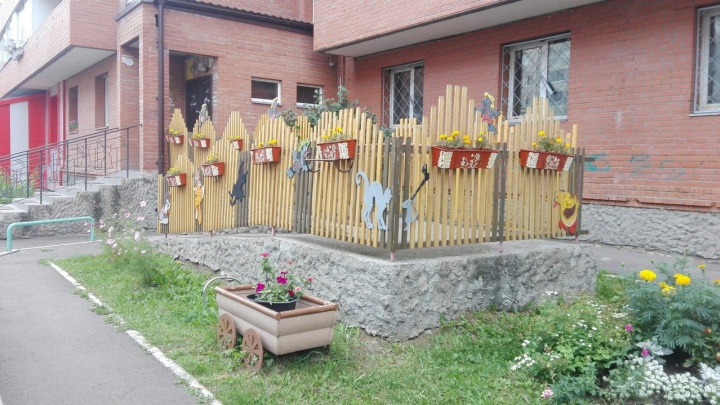 Рукодельница украсила пандусы во дворе и претендует на премию 100 тысяч от мэра