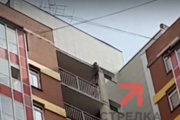 Парень держался на одних руках Парень держался на одних руках