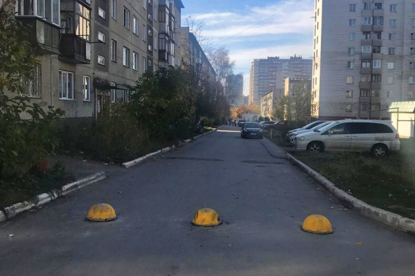 Бетонные полусферы появились на сквозном проезде между домами, который идёт параллельно загруженной магистрали Бетонные полусферы появились на сквозном проезде между домами, который идёт параллельно загруженной магистрали