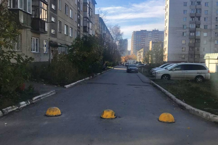 Бетонные полусферы появились на сквозном проезде между домами, который идёт параллельно загруженной магистрали Бетонные полусферы появились на сквозном проезде между домами, который идёт параллельно загруженной магистрали