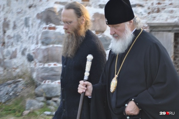 Патриарх вместе с руководителем музея и монастыря Порфирием Шутовым Патриарх вместе с руководителем музея и монастыря Порфирием Шутовым