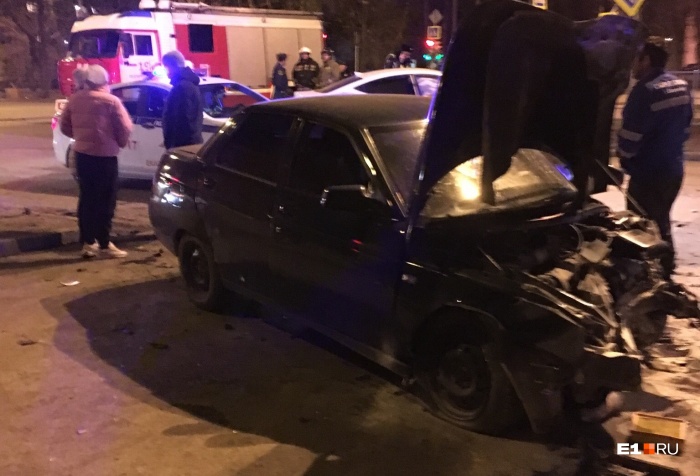 В машину скорой девушку-водителя погрузили на носилках В машину скорой девушку-водителя погрузили на носилках