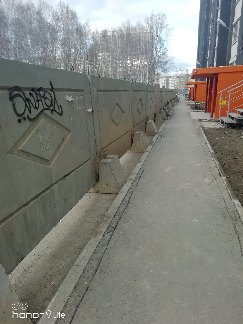 От подъезда до бетонного забора — полтора метра. Подъехать с этой стороны дома спецтехника не сможет От подъезда до бетонного забора — полтора метра. Подъехать с этой стороны дома спецтехника не сможет