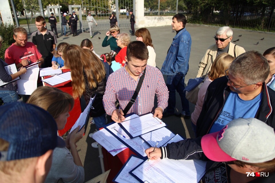 Активисты собирали подписи против пенсионной реформы