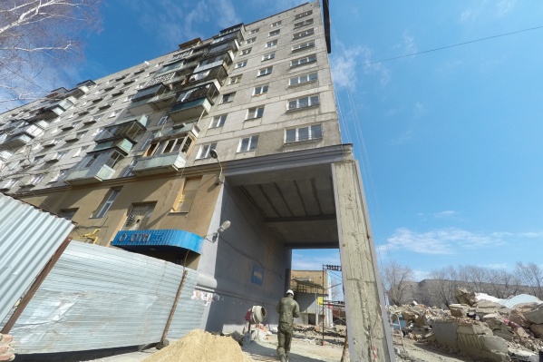 После взрыва дом признали пригодным для проживания, но часть его жильцов всё равно решила уехать. Теперь их квартиры предлагают переселенцам После взрыва дом признали пригодным для проживания, но часть его жильцов всё равно решила уехать. Теперь их квартиры предлагают переселенцам
