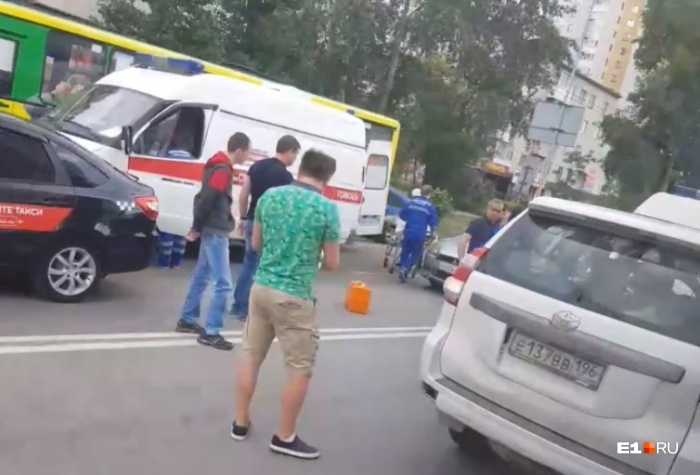 На место выехали две кареты скорой На место выехали две кареты скорой