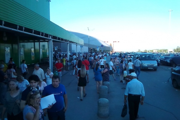 Покупателей вывели на улицу Покупателей вывели на улицу
