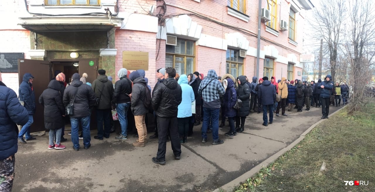 Продают места за 500 рублей: что творится в гигантской очереди в наркологичку в Ярославле