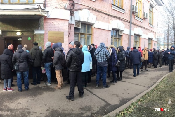На улице стоят больше 160 человек На улице стоят больше 160 человек 
