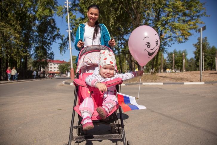 С 1994 года малообеспеченные семьи получают на ребенка после полутора лет по 50 рублей в месяц