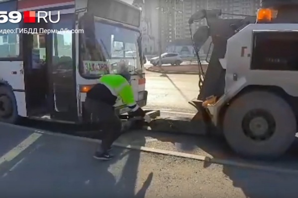 Автобус отвезли на стоянку, а водителя — в полицию Автобус отвезли на стоянку, а водителя — в полицию
