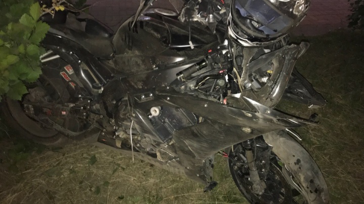 Влетел в яму на дороге: в Челябинске в ДТП серьёзно пострадал мотоциклист
