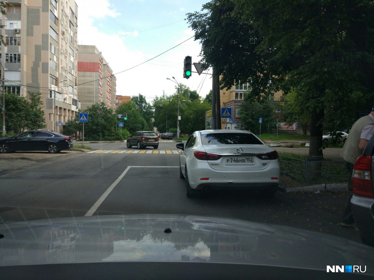 На пересечении Ижорской и Республиканской замечена Mazda, припарковавшаяся с нарушением ПДД На пересечении Ижорской и Республиканской замечена Mazda, припарковавшаяся с нарушением ПДД