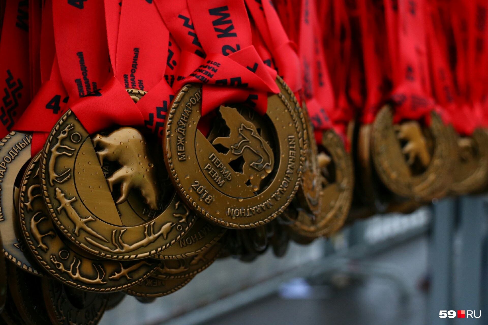Медали получают все участники марафона 