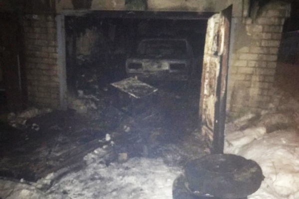 Пожар вспыхнул в гараже на улице Большие Полянки Пожар вспыхнул в гараже на улице Большие Полянки