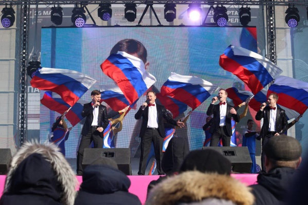 Пока перед зрителями выступают местные творческие коллективы, хедлайнер концерта Александр Маршал выйдет на сцену в 19:00 Пока перед зрителями выступают местные творческие коллективы, хедлайнер концерта Александр Маршал выйдет на сцену в 19:00