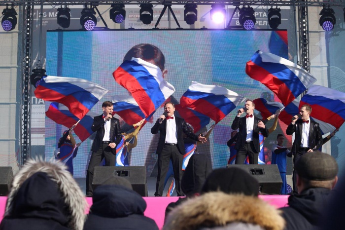 Пока перед зрителями выступают местные творческие коллективы, хедлайнер концерта Александр Маршал выйдет на сцену в 19:00 Пока перед зрителями выступают местные творческие коллективы, хедлайнер концерта Александр Маршал выйдет на сцену в 19:00