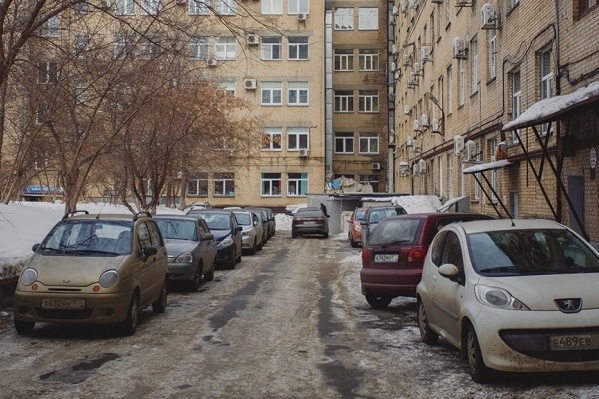 Один из законов дворов: не ставить машину там, где падают сосульки. В ПДД этого нет, но несогласных научит жизнь Один из законов дворов: не ставить машину там, где падают сосульки. В ПДД этого нет, но несогласных научит жизнь