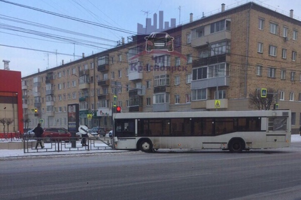 Автобус развернуло поперёк дороги Автобус развернуло поперёк дороги