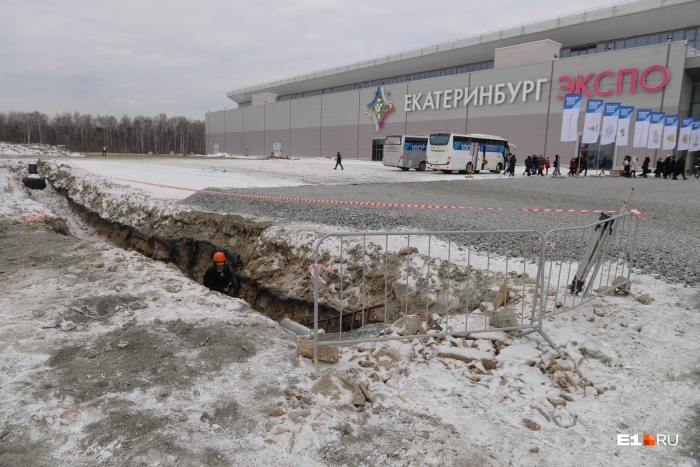 Парковку у «Екатеринбург-Экспо» разрыли из-за строительства конгресс-центра Парковку у «Екатеринбург-Экспо» разрыли из-за строительства конгресс-центра