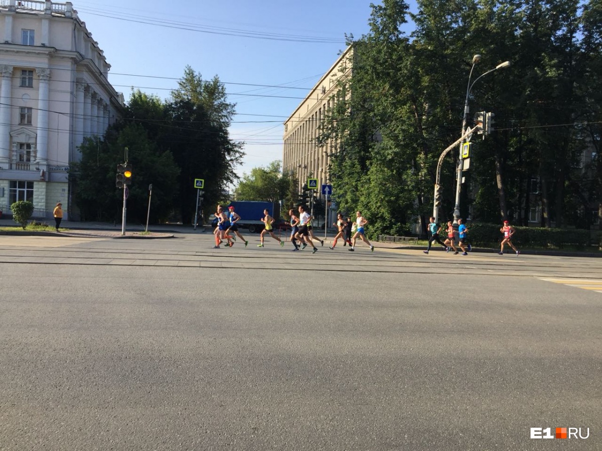 Марафон в режиме онлайн: семь тысяч бегунов на шесть часов захватили центр Екатеринбурга