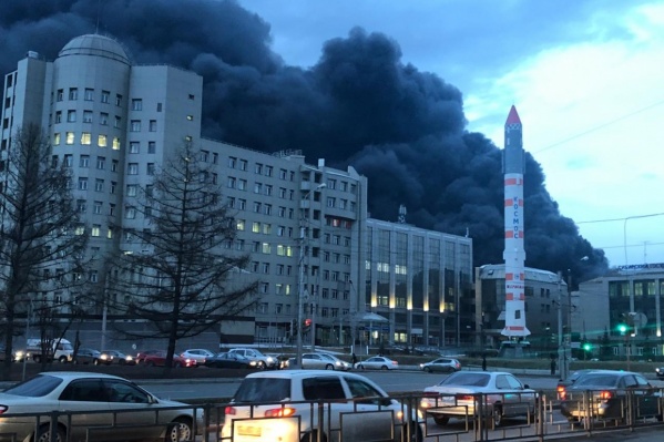 Столб дыма от пожара был заметен во всех районах города Столб дыма от пожара был заметен во всех районах города