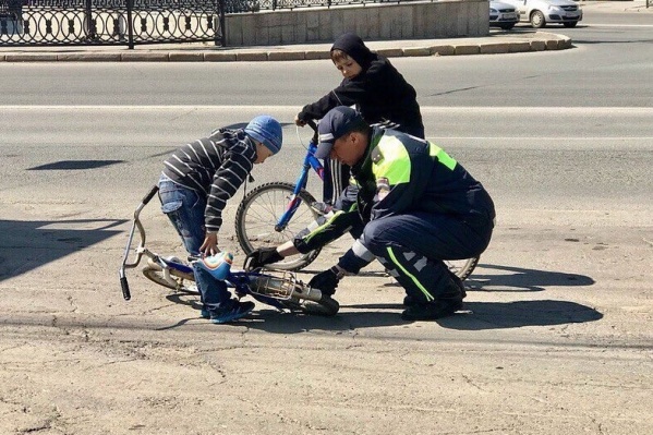 Полицейский просто починил мальчикам велосипед — в этот момент его и сфотографировали Полицейский просто починил мальчикам велосипед — в этот момент его и сфотографировали