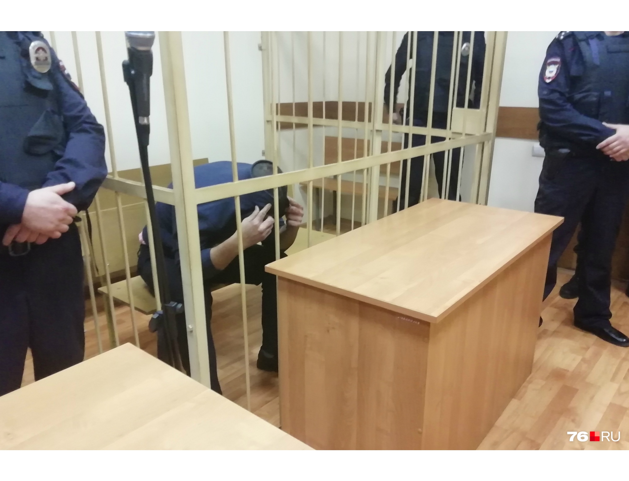 Комаров закрыл лицо капюшоном Комаров закрыл лицо капюшоном