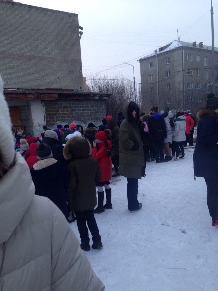 Школьники ждали на улице Школьники ждали на улице