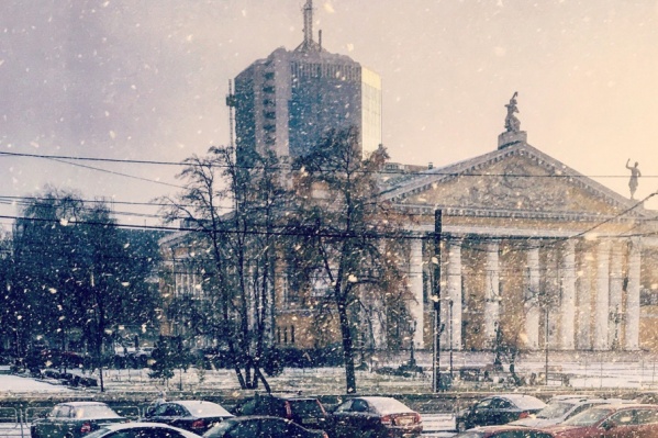 А мы уже и не ждали снега в городе А мы уже и не ждали снега в городе