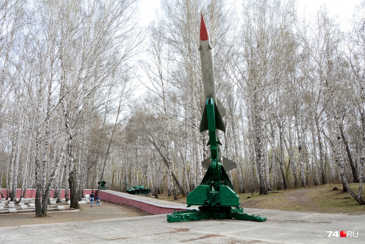 Мемориал обрамлён двумя зенитно-ракетными комплексами С-75