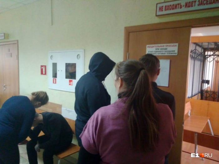 Подростки прятали лица и пытались скрыться за спинами родителей Подростки прятали лица и пытались скрыться за спинами родителей
