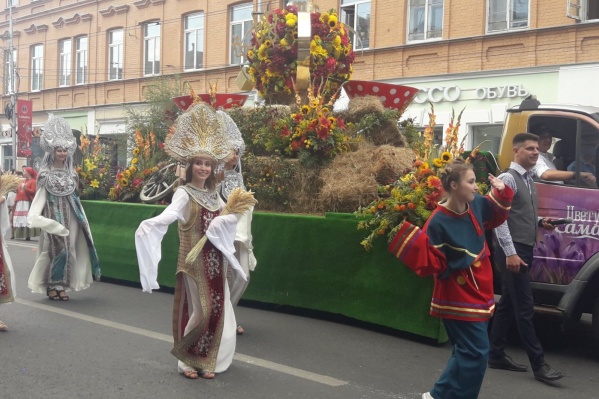 Год назад по улице Куйбышева ехали и шли цветочные процессии Год назад по улице Куйбышева ехали и шли цветочные процессии