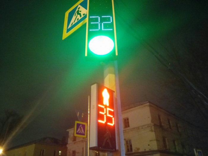Рабочие не только установили новые светофоры, но и обновили знаки «Пешеходный переход» Рабочие не только установили новые светофоры, но и обновили знаки «Пешеходный переход»
