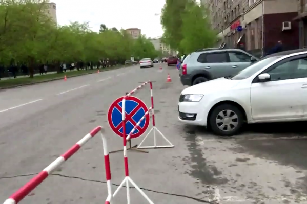 Новосибирские блогеры Денис Новичков и Антон Соколов обнаружили возле мэрии знаки «Остановка запрещена», которые поставили специально для парковки депутатов Новосибирские блогеры Денис Новичков и Антон Соколов обнаружили возле мэрии знаки «Остановка запрещена», которые поставили специально для парковки депутатов
